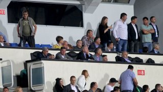 Йордан Лечков продължава, някак си, да гледа отгоре на и да говори за националния отбор, без обаче да поема отговорност за резултатите му, въпреки че точно това му е работата.