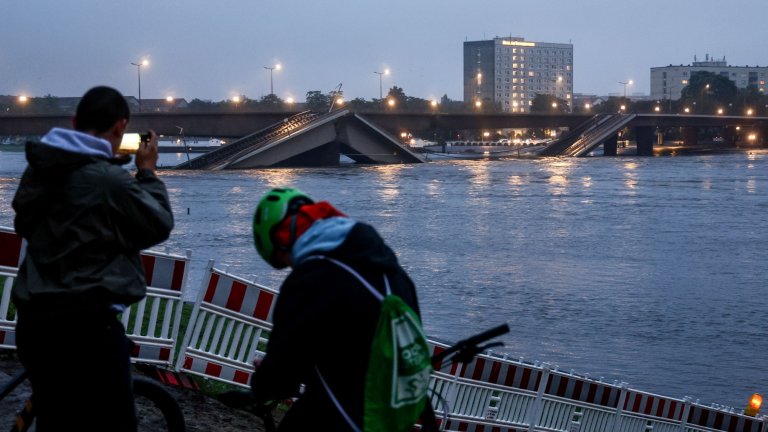 Мост на река Елба рухна край Дрезден в Германия.