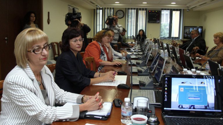 Таня Райковска (вляво) стана и.ф. председател на ВКС два месеца след като не успя да събере мнозинство в същия Висш съдебен съвет като кандидат за поста на Лазар Груев.