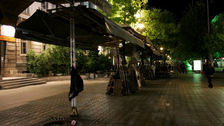 Вечер, когато кашоните са вдигнати, това малко място в центъра на София изглежда почти романтично...