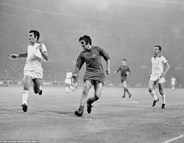 Джордж Бест вкара най-важния си гол по време на емоционалния финал на "Уембли" през 1968 г., когато "червените дяволи" победиха Бенфика с 4:1. Резултатът обаче лъже. Бести отбеляза за 2:1 в първото продължение, след като редовното време приключи 1:1. След това Боби Чарлтън с втория си гол в срещата и 18-годишният Брайън Кид направиха Юнайтед първия английски отбор носител на КЕШ. Мат Бъзби изведе "дяволите" до триумфа точно 10 години след трагедията в Мюнхен. 