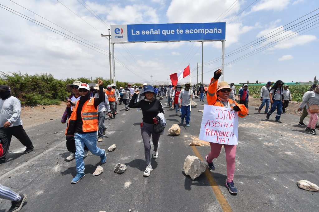 Близо 5000 туристи блокирани в Перу заради протестите
