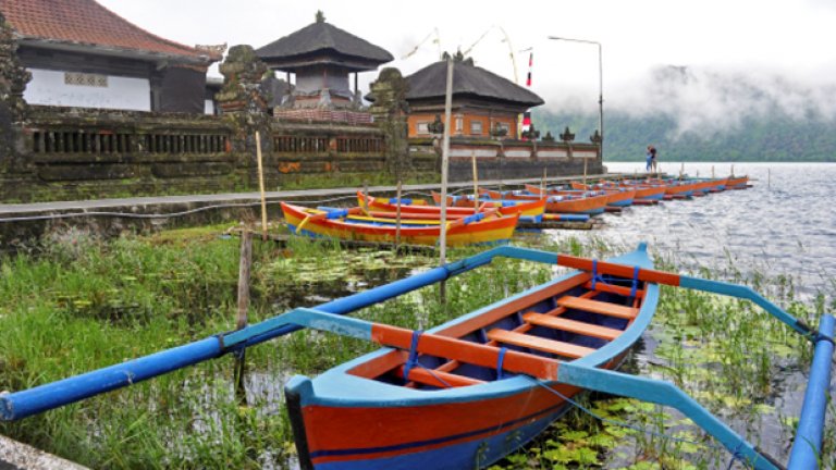 Романтиката на замъка Улун Дану, покрит в мъглива пелена