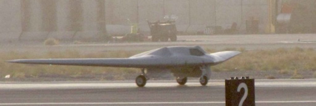 13. Кандахарското чудовище
Този апарат също е създаден от Lockheed Martin. Разработката на RQ-170 преминава в пълна тайна и дори днес не е известно много за този ниско забележим разузнавателен апарат. През 2007 – 2009 г. упорито се говореше, че от летището в Кандахар, Афганистан лети безпилотен апарат изпълнен по схемата „летящо крило”. Тогава машината е нарешена „Кандахарското чудовище”. Появилите се ясни снимки на апарата принуждават ВВС на САЩ да признаят, че притежават апарат, който се нарича RQ-170 Sentinel, но не дадоха повече подробности за него.
На 4 декември 2011 г. една такава машина пада в Иран и тогава светът за първи път разгледа отблизо „Кандахарското чудовище”.