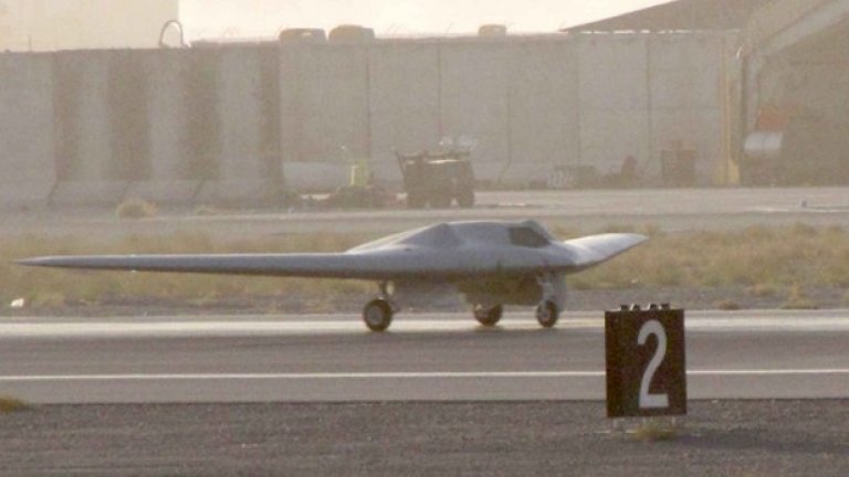 13. Кандахарското чудовище
Този апарат също е създаден от Lockheed Martin. Разработката на RQ-170 преминава в пълна тайна и дори днес не е известно много за този ниско забележим разузнавателен апарат. През 2007 – 2009 г. упорито се говореше, че от летището в Кандахар, Афганистан лети безпилотен апарат изпълнен по схемата „летящо крило”. Тогава машината е нарешена „Кандахарското чудовище”. Появилите се ясни снимки на апарата принуждават ВВС на САЩ да признаят, че притежават апарат, който се нарича RQ-170 Sentinel, но не дадоха повече подробности за него.
На 4 декември 2011 г. една такава машина пада в Иран и тогава светът за първи път разгледа отблизо „Кандахарското чудовище”.
