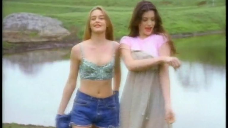 Алиша Силвърстоун и Лив Тейлър 
Клип, който може да бъде определен като "класика в жанра". Двете актриси си подхождат и се допълват идеално. Освен това видеото и онази сцена с готиния комбайнер най-вероятно е вдъхновило написването на "Тука във комбайна" от Ку-Ку.