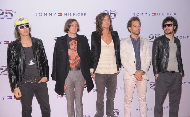 The Strokes – Is This It (2001)

“Спасители на рокендрола” и „Най-великата рок банда след Rolling Stones“ - такива бяха медийните истерии при излизането на дебюта на The Strokes. Прекалените суперлативи навредиха на бандата в дългосрочен план и доста затрудниха музикантите, но не може да се отрече влиянието, което Is This It имаше върху рок музиката. Някои музикални критици настояват, че например Franz Ferdinand и Arctic Monkeys едва ли щяха да съществуват без вдъхновението от The Strokes. Нюйоркската формация от самото начало тръгна срещу тенденциите в музиката от онзи период, включващи препрограмирани бийтове и вокали с auto-tune и наложи смел пост-пънк подход. Резултатът беше албум с гвоздеи като The Modern Age, Last Nite и Someday, който оживи музикалната индустрия и вдъхнови цяло поколение нови банди.