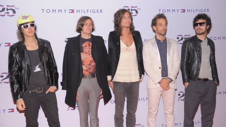 The Strokes – Is This It (2001)
“Спасители на рокендрола” и „Най-великата рок банда след Rolling Stones“ - такива бяха медийните истерии при излизането на дебюта на The Strokes. Прекалените суперлативи навредиха на бандата в дългосрочен план и доста затрудниха музикантите, но не може да се отрече влиянието, което Is This It имаше върху рок музиката. Някои музикални критици настояват, че например Franz Ferdinand и Arctic Monkeys едва ли щяха да съществуват без вдъхновението от The Strokes. Нюйоркската формация от самото начало тръгна срещу тенденциите в музиката от онзи период, включващи препрограмирани бийтове и вокали с auto-tune и наложи смел пост-пънк подход. Резултатът беше албум с гвоздеи като The Modern Age, Last Nite и Someday, който оживи музикалната индустрия и вдъхнови цяло поколение нови банди.