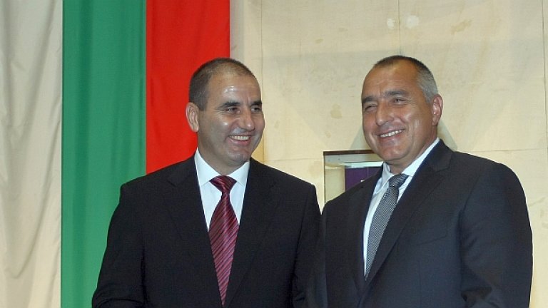 Премиер и вицепремиер един до друг...