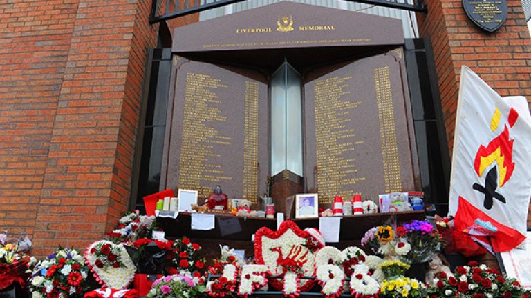 Мемориалът за "Хилзбъро" на стадион "Анфийлд" ще е място за почит и в неделя, когато на терена Ливърпул ще изиграе един от най-важните си мачове за тези 25 години след трагедията.