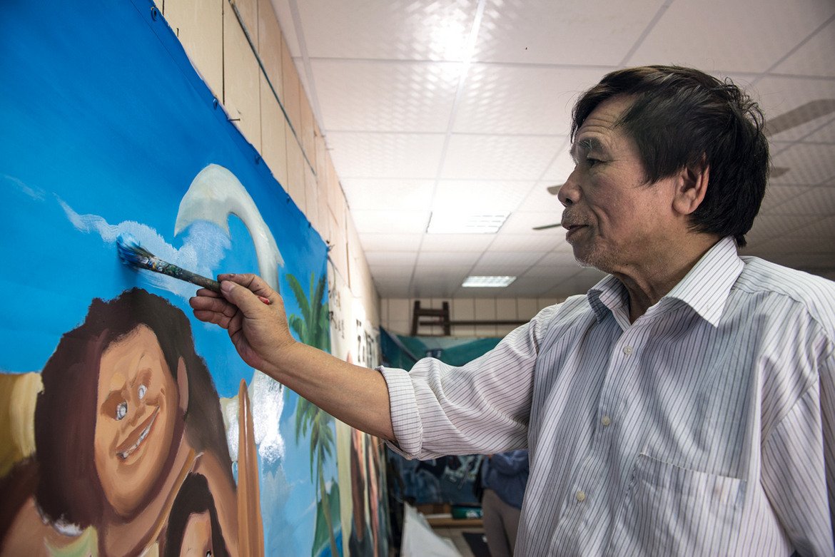 Ян Джен-Фа рисува плакат на "Моана"