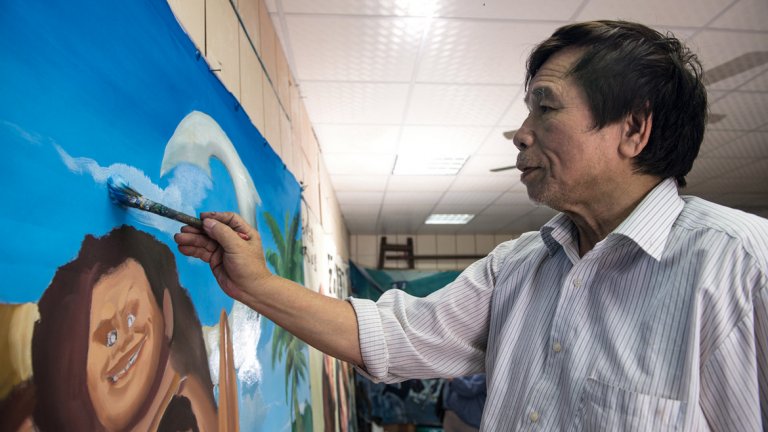 Ян Джен-Фа рисува плакат на "Моана"