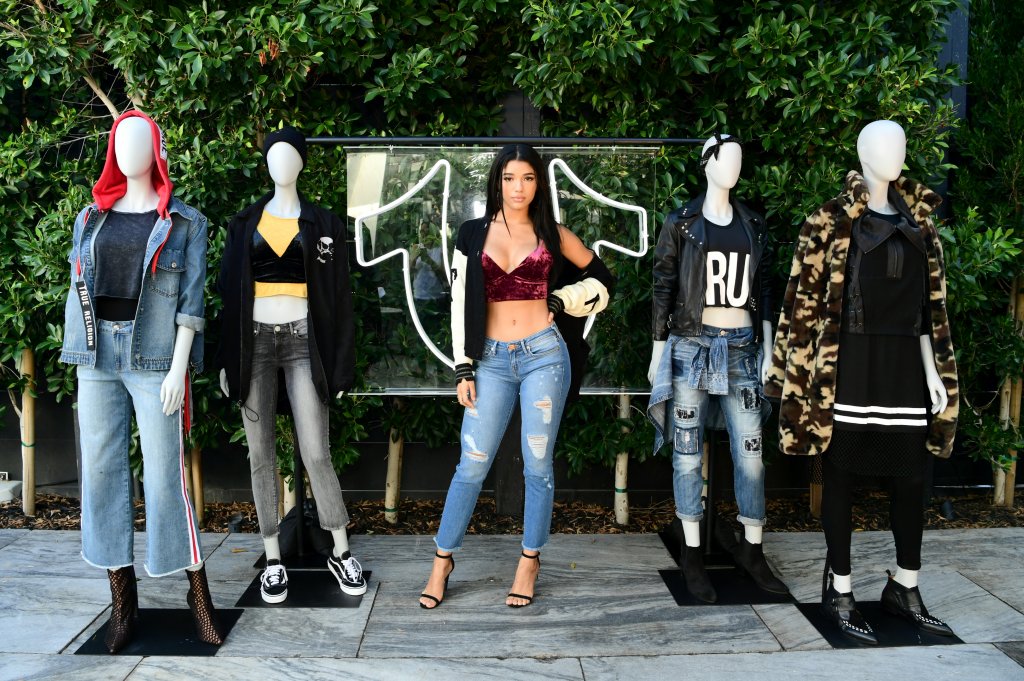 Йована Вентура  
5,3 милиона последователи не се трупат лесно, но Вентура има с какво да привлече почитатели. Йована се занимава с моделство, дава съвети за фитнес и здравословно хранене и, разбира се, припечелва заради огромната си аудитория, като рекламира разнообразни продукти.