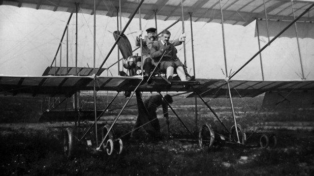 Цар Фердинанд, малко преди да влезе в историята, като първия държавен глава возен на самолет. Снимка: Архив на списание АЕРО