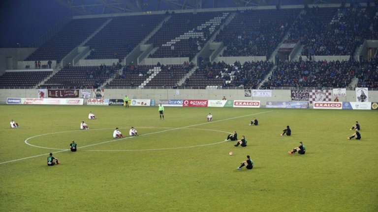 29 януари. Футболистите на АЕЛ и Ахарнаикос почитат загиналите бежанци в Егейско море.