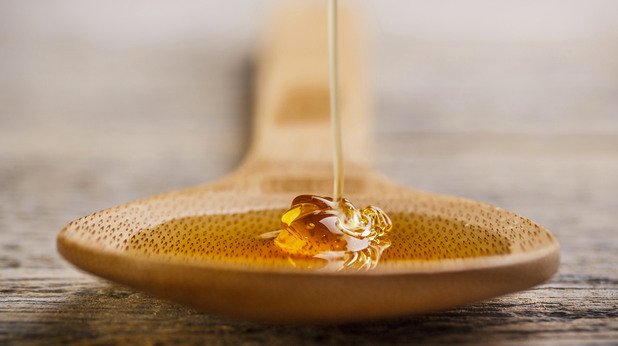 Мед от манука

Твърдението: Медицинската версия на този мед се използва в стерилни опаковки. Както и повечето видове мед, той съдържа водороден пероксид, който му придава антибиотични свойства. Също така той съдържа метилглиоксал, антибактериален компонент, в много по-високи количества от другите видове мед. Изследвания твърдят, че медът от манука може да облекчи симптоми на инфекции от рода на кашлица, но не е ясно дали медът има антимикробиологичен ефект, или просто е успокояващ като всички сиропи.


Заключението на Мелър: Всяко от твърденията за консумацията на мед от манука - а всички те са отхвърлени от регулаторните органи - е неясно и размито. Всякакви ползи за здравето трябва да се балансират спрямо много високите количества захар в сравнение с много малките количества от въпросните предполагаеми активни съставки.