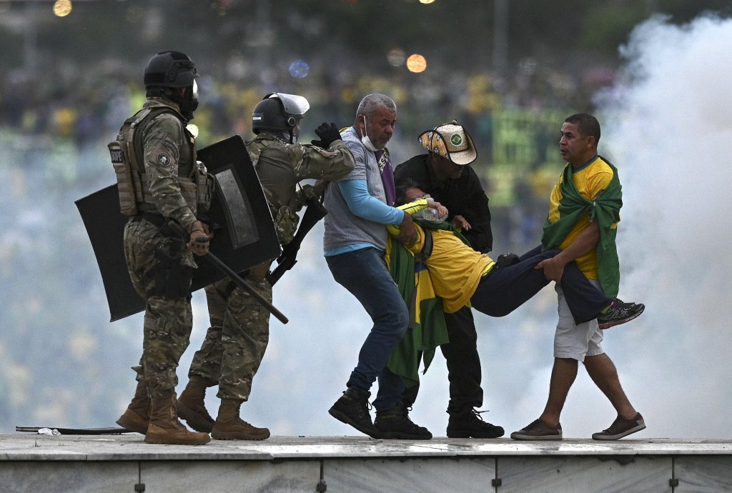 Президентът Лула да Силва обяви извънредно положение до края на януари и се закани всички участвали в щурма да бъдат съдени.