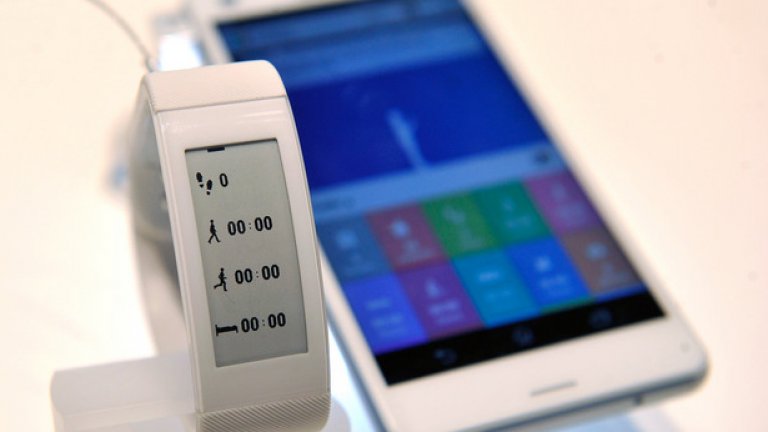 Xperia Z4 Music?
Според iGeek, може да има и специализирана версия на новия топ телефон, насочена към любителите на музиката. Според слуховете Xperia Z4 Music съчетава смартфона с най-новия Sony Walkman в мощен хибрид с висока резолюция.
Той ще съдържа форматите DSD, WAV, AIFF, ALAC и FLAC, както и други файлови типове, и ще разполага с високоговорители S-Force Pro с пространствен звук. Възможно е в Z4 Music да има и свръхспециален усилвател за слушалки, който да се грижи за цялото това аудио-пиршество за сетивата.