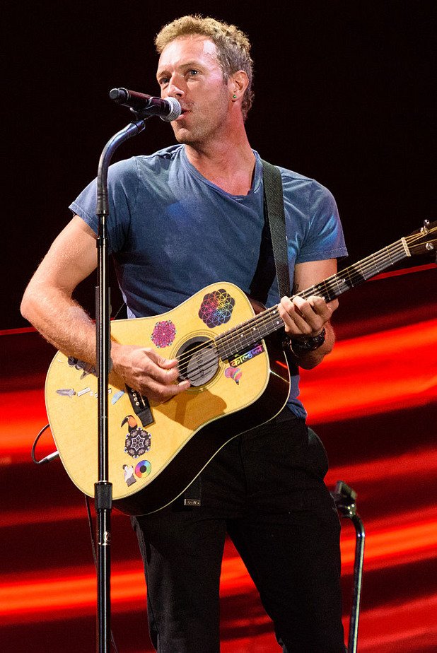  Крис Мартин 

Фронтменът на Coldplay е бил в интернат, а след него се записва в College Univercity в Лондон. Освен че там среща и се събира с другите трима членове на бандата, той завършва гръцки и латински.