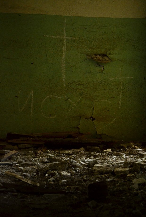 В коридора на третия етаж с тебешир е изписано името на Божия син, сякаш за да напомня за миналото на постройката