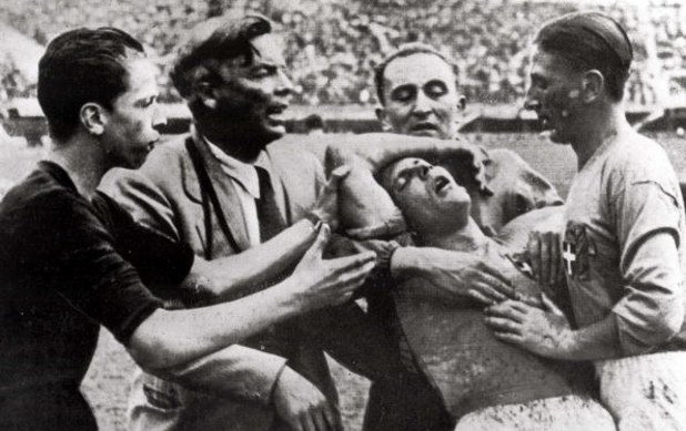 Мондиал 1934, 1/4-финали: Италия – Испания 1:1; Италия – Испания 1:0 (в преиграването)
Първата им среща на голяма турнир бе паметна. Луис Регейро и Джовани Ферари вкараха головете във Флоренция, но резултатът остана 1:1 и след края на продълженията, което означаваше реванш на следващия ден. Испанците правят цели седем промени, а Джузепе Меаца извежда гостите напред в резултата. Два гола на Испания са отменени и „Ла роха“ отпада от турнира.