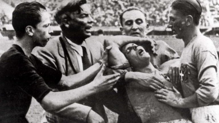 Мондиал 1934, 1/4-финали: Италия – Испания 1:1; Италия – Испания 1:0 (в преиграването)
Първата им среща на голяма турнир бе паметна. Луис Регейро и Джовани Ферари вкараха головете във Флоренция, но резултатът остана 1:1 и след края на продълженията, което означаваше реванш на следващия ден. Испанците правят цели седем промени, а Джузепе Меаца извежда гостите напред в резултата. Два гола на Испания са отменени и „Ла роха“ отпада от турнира.