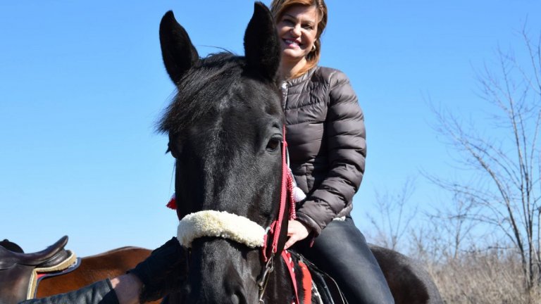 Бившият депутат и областен управител на Перник Ирена Соколова (ГЕРБ) обаче последва примера на Нинова по време на предизборно събитие