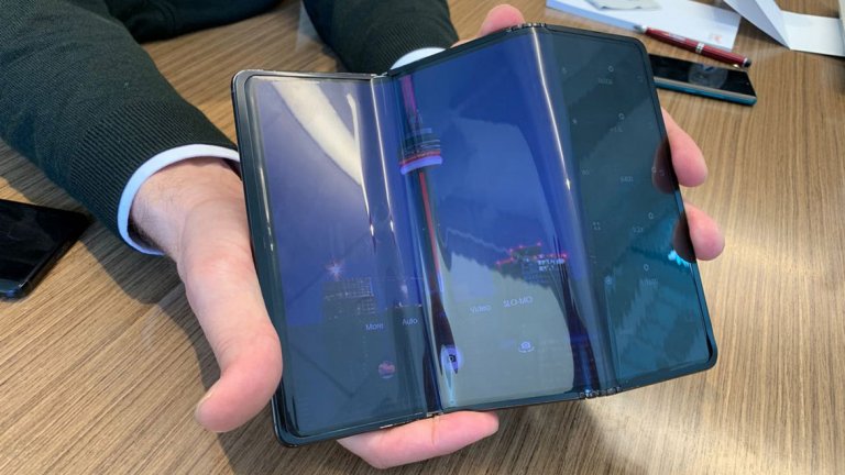 Компанията показа прототип на устройство на границата между таблет и телефон