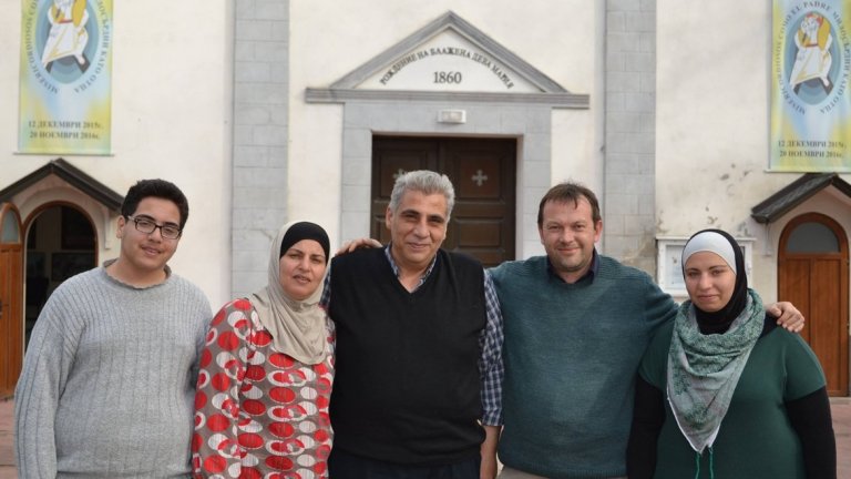 От няколко дни отец Паоло, който е свикнал на медийно внимание, отново е в центъра на новините. Този път заради решението му да приюти семейство бежанци от Сирия. Заради него той получи и смъртна заплаха.