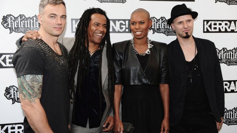 Skunk Anansie (Skin) - Weak
Ако ви се слуша нещо по-алтернативно от другите предложения, Skunk Anansie са добър избор. Тук налице е нещо много различно и като визия в лицето на вокалистката Skin, чиято гола глава е нейна запазена марка.