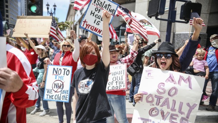 "Страната на свободата" по време на пандемия (на снимката: жители на Сан Диего, щата Калифорния, протестират с искане за смекчаване на мерките срещу COVID-19)