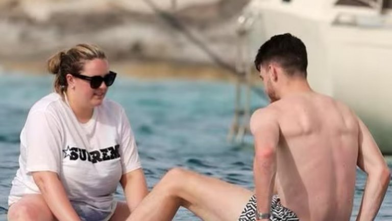 Коя е жената до новата звезда на Арсенал?