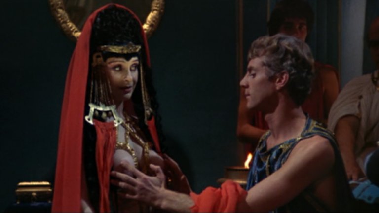 Калигула (1979)


Един от най-критикуваните филми в историята вкарва утвърдени актьори в чисто порнографски сцени, за да пресъздаде легендарните оргии на римския император Калигула. С цел максимална автентичност, сексът е реален, като са вкарани и някои доста нестандартни и отблъскващи практики, включително садо-мазо в нецензурираната версия на филма. 

Снимачният процес на „Калигула” представлява пълен хаос, режисьорът Тинто Брас и сценаристът Гор Видал последователно се отказват от филма, а създателят на сп. „Пентхаус” Боб Гучионе добавя в него допълнителни порнографски сцени и осъществява монтажа. Критиците са безмилостни към крайния резултат, като големият критик Роджър Ебърт е признавал, че това е един от малкото филми, които е отказал да догледа. 
