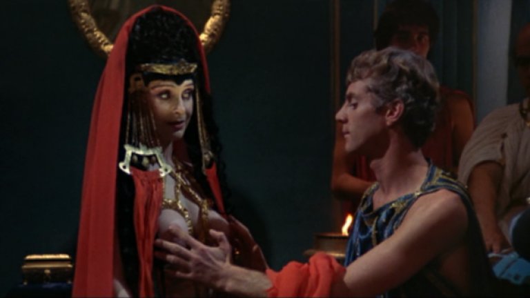 Калигула (1979)
Един от най-критикуваните филми в историята вкарва утвърдени актьори в чисто порнографски сцени, за да пресъздаде легендарните оргии на римския император Калигула. С цел максимална автентичност, сексът е реален, като са вкарани и някои доста нестандартни и отблъскващи практики, включително садо-мазо в нецензурираната версия на филма. 
Снимачният процес на „Калигула” представлява пълен хаос, режисьорът Тинто Брас и сценаристът Гор Видал последователно се отказват от филма, а създателят на сп. „Пентхаус” Боб Гучионе добавя в него допълнителни порнографски сцени и осъществява монтажа. Критиците са безмилостни към крайния резултат, като големият критик Роджър Ебърт е признавал, че това е един от малкото филми, които е отказал да догледа.