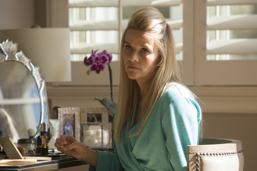 \"Големите малки лъжи\" (Big Little Lies, 2017)
С излизането си тази пролет сериалът по романа на Лиан Мориарти освен че предизвика фурор, учуди читателите с доста отклонения от книгата. В нея например героинята на Рийз Уидърспуун е въвлечена в между