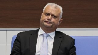 Служебният вътрешен министър заяви, че и новите шефове може да бъдат махнати, ако не си вършат работата