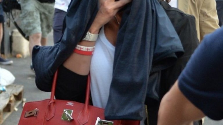 Ребека Варди прикрива лицето си от сълзотворния газ, използван от френската полиция. 