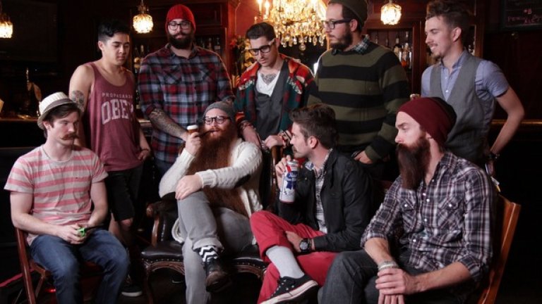 Хипстърите из целия континент, след дълго общуване в интернет, решили да обединят сили и да създадат държава по някое от белите петна на картата на Европа... За крал, след дълго гласуване бил избран човекът с най-дебелите рамки на очила (без стъкла), с рижава брада, 2 лули в устата...