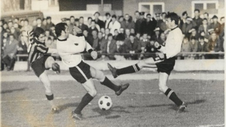 Атанас Михайлов, наричан от запалянковците Начко.
Най-славното име в историята на Локомотив (Сф) ни напусна на 1 октомври 2006 г., само на 57.
Начко има 45 мача и 23 гола за България, влиза във фолклора с фамозни попадения директно от корнер и други изпълнения, които го правят любимец на феновете. Не само на Локо.