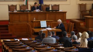 Втори пореден ден депутатите от ГЕРБ, ДПС, ИТН и "Възраждане" отказват да влязат в пленарната зала