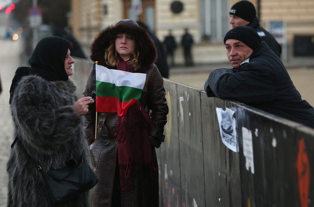 Две жени, протестиращи срещу правителството разговарят с полицай, който пази Народното събрание на 5 декември, 2013 година. Протестът завърши с апатия и с усещането, че сме сам-сами, повече индивиди, отколкото общество