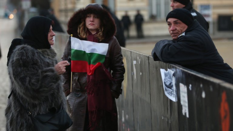 Две жени, протестиращи срещу правителството разговарят с полицай, който пази Народното събрание на 5 декември, 2013 година. Протестът завърши с апатия и с усещането, че сме сам-сами, повече индивиди, отколкото общество