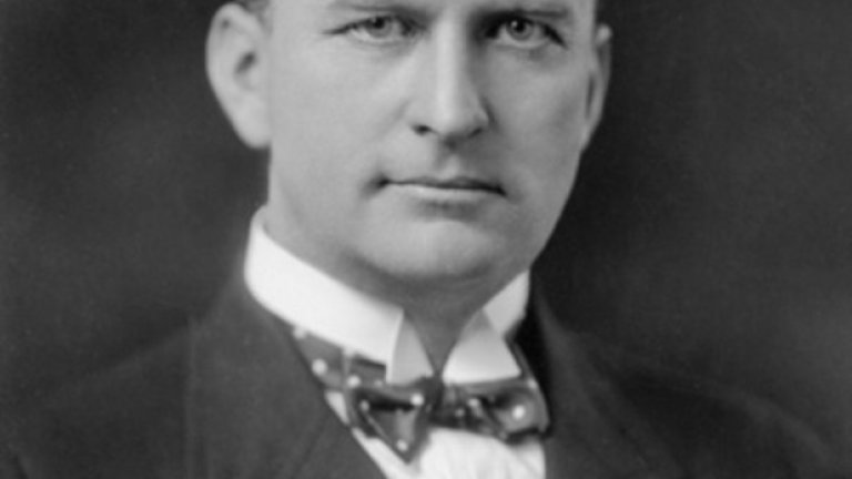 Мистериозната смърт на Томас Инс
Въпреки че Томас Инс е един от абсолютните пионери на Холивуд и много важна фигура във филмовата индустрия, мнозина днес едва ли са чували за човека, отговорен за създаването на над 800 заглавия и създател на първото холивудско студио.
И все пак онова, с което Инс остава най-известен на широката публика, е ... своята смърт. Всъщност всичко започва с това, че Инс се качва на яхтата на милионера Уилям Рандолф Хърст – който по онова време притежава практически всички вестници в САЩ. Според официалната история, докато е на яхтата, Инс получава стомашно разстройство и е качен на влак, след това е настанен в хотел, след това у дома си, където няколко дни по-късно умира... от сърдечен удар.
Ако всичко това ви изглежда съмнително – не сте единствените. В последните 90 години причината за смъртта на продуцента така и остава неразгадана. 
Има слухове, че Хърст всъщност застрелва Инс и покрива случая – защото може да си го позволи. Според друга известна теория, Хърст съвсем случайно убива Инс, защото го помисля за Чарли Чаплин, който, според слуховете, спи с неговата любовница.
А може би нито един от тези слухове не е верен. Мистерията остава.