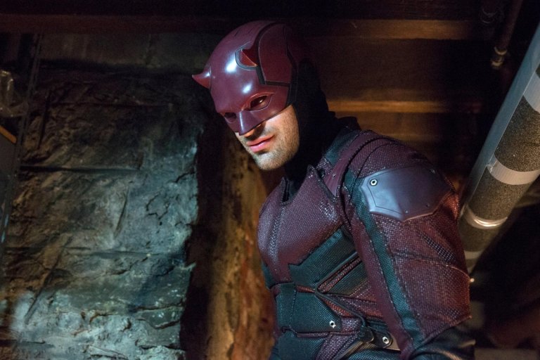 Чарли Кокс като Daredevil в сериала на Marvel Studios, който доскоро беше част от каталога на Netflix, а сега може да се гледа в Disney+.