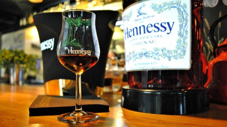 Те са затворена общност от посветени в процеса хора, които съхраняват познанието за производството на коняка през вековете, строго пазят тайните на магическата напитка, но разполагат и със свободата да създават необикновени блендове и да ги въплъщават в различните коняци на марката Hennessy.