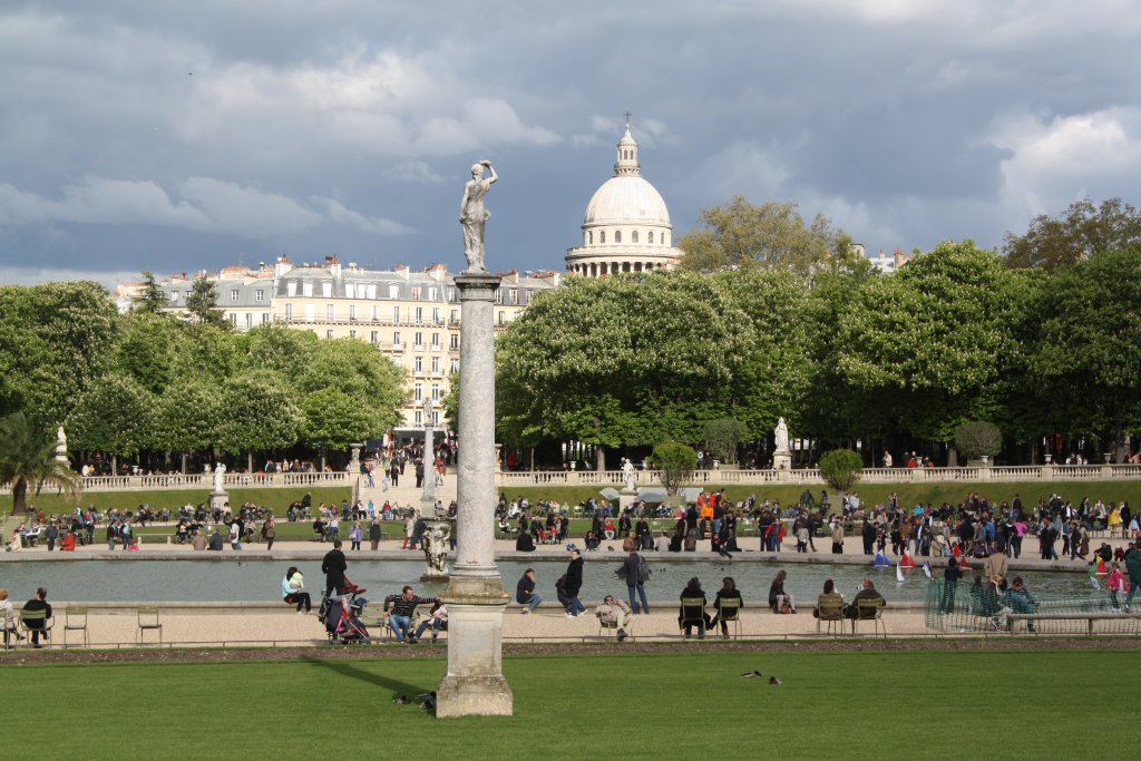 Pantheon_seen_from_Luxembourg_Gardens_(7144498077)