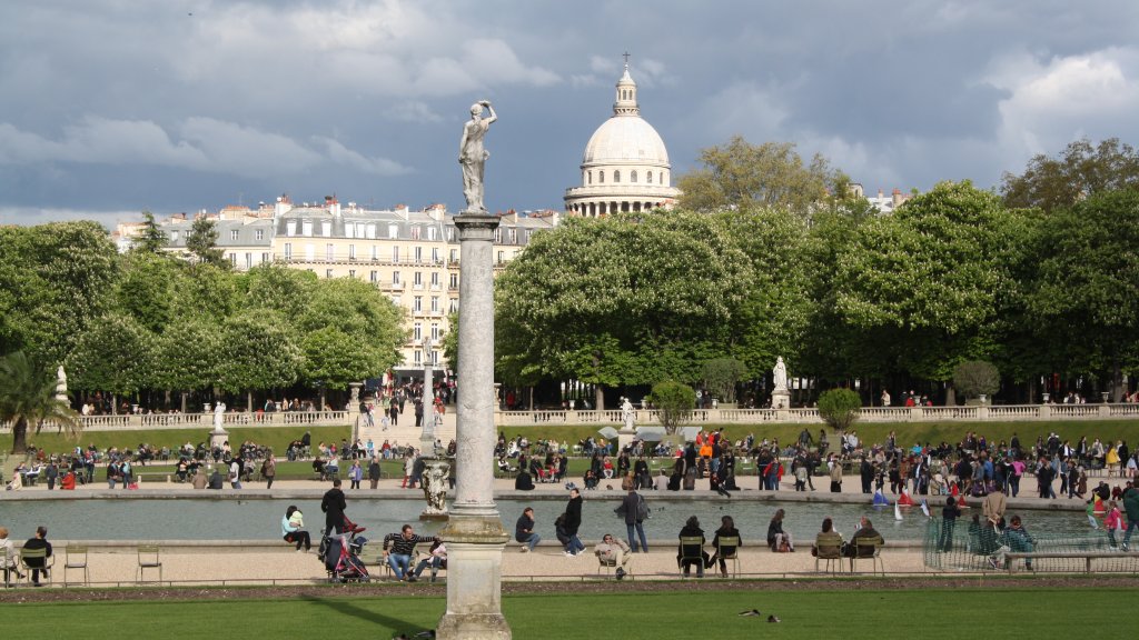 Pantheon_seen_from_Luxembourg_Gardens_(7144498077)