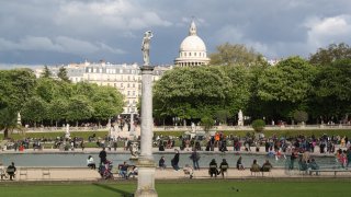 Pantheon_seen_from_Luxembourg_Gardens_(7144498077)