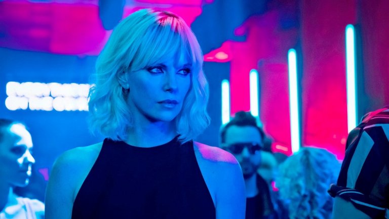 Атомна блондинка / Atomic Blonde 
След като вече имаме Doctor Who от женски пол, дали това не е първата жена - Агент 007? Шарлийз Терон определено успешно се справя като супершпионин на MI6 в Атомна блондинка. Действието се развива през 1989 година, точно преди падането на Берлинската стена.  Изпратена сама в Берлин, за да достави безценно досие от дестабилизирания град, тя си партнира с агента под прикритие Дейвид Пърсифал (Джеймс Макавой), за да успее в най-смъртоносната игра на шпионите.
