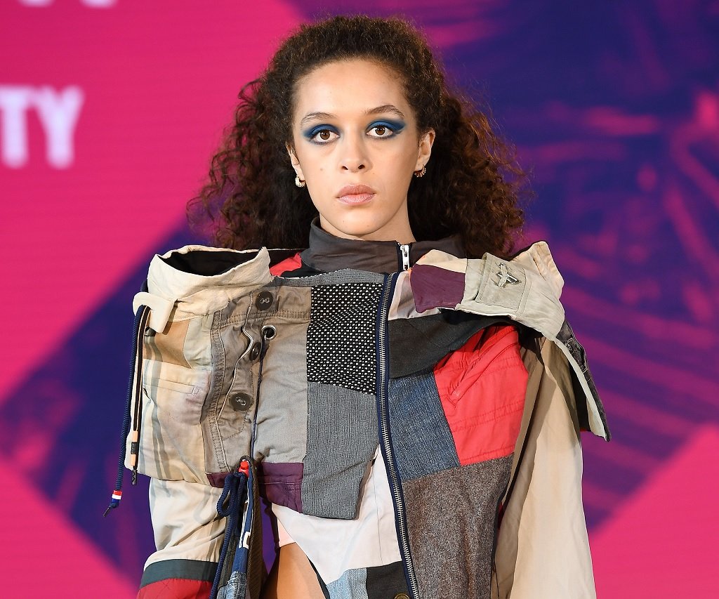 Пачуърк - вече го има в есенния ви гардероб 
Сред трендовете, които се запазват от есента, това е т. нар. пачуърк. Разликата е, че сега трябва да наблегнете не само на това да имате кръпки по себе си, но и те да са подплатени с нещо топло.
Дали ще са по ботушите, панталона/полата или палтото ви, ако заложите на пришивките, може да бъдете спокойни, че сте в крак с модата. Това е добра възможност и за творчество - просто съчетайте здравите парчета от любими стари дрехи и ги им дайте нов живот.